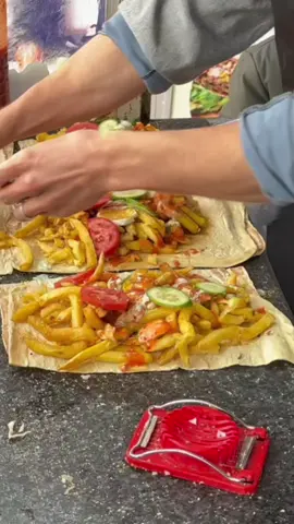 برگر افغانی مرغ بریان ویدئو های کامل مارا در یوتیوب تماشا کنید  #afghanistanstreetfood  #foryou  #fyp  #burger  #frinchfrys 