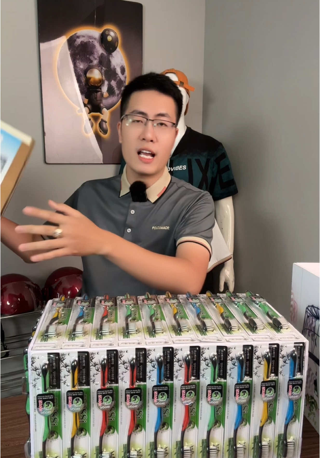 125k 1 thùng bàn chải bossi tặng kèm combo khăn mặt bông Hàn Quốc. Bàn chải lông mềm quá hời các bác ơi