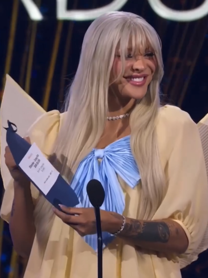 🔴#TOKYO | @Pabllo Vittar anunciando os nomes vencedores na categoria 
