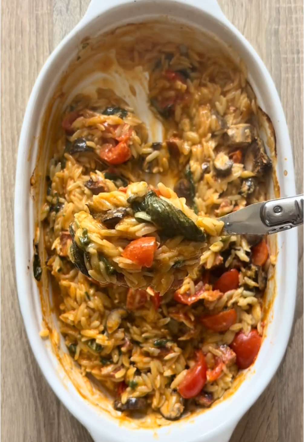 One pot orzos chorizo tomate 🍅  Les ingrédients : - 150g d’orzos, - 1/2 chorizo, - 2 poignées d’épinards, - 5 champignons de Paris, - 6 tomates cerises, - 10 cl de crème liquide, - 400 ml de bouillon de légumes, - 40g de parmesan. Mélange les épinards, les orzos, le chorizo, les champignons et les tomates coupées en petit morceaux. Rajoute la crème et le bouillon de légumes. Recouvre et enfourne 30 minutes à 200 degrés. À la sortie du four, ajoute le parmesan. Mélange et c’est prêt !  Bon appétit 😋  #recetterapide #recettefacile #paulinette 