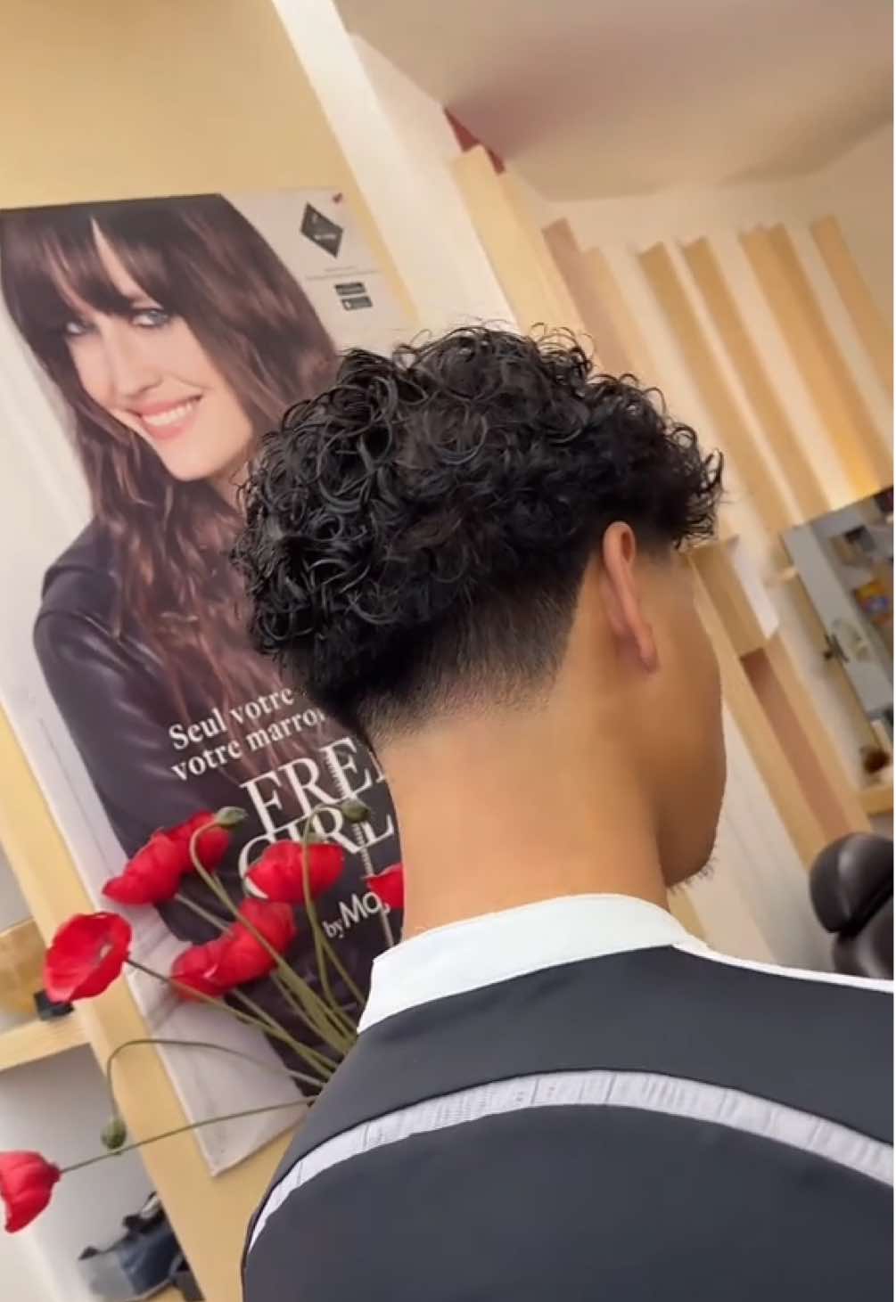 Permanente Wavy et low taper et fade  Plusieurs modèles de permanentes pour homme, avec un peu plus d’ondulation pour une bonne texture et une tenue plus longue de 3 mois voir plus si bien entretenu (cheveux mouillés = plus ondulés, cheveux secs = moins ondulés, il est possible de les coiffer mi-sec mi-mouillé  Coiffeur Asiatique Homme @loulou_coiffure_paris  #asian #asianhair #asianhairstyle #asianbarber #asianhairstylist #paris  #asianbarberparis #thickhair #asianbarber  #asianhaircut #coiffeurasiatiqueparis #coiffeur #asiatique #coupecheveuxasiatique #coupehommeasiatique #cheveuxasiatique #taperfade #middlepart #mullet #wolfcut #modernmullet #koreanhairstyle  #permanentehomme #permanente #perm #permanentewavy #wavyperm #curly #koreanperm #asianperm #degradeasiatique