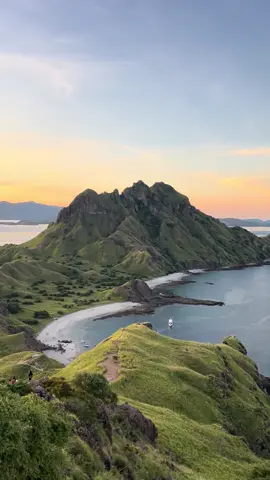 📍Padar Island, Indonesia . You’re sign to book the four day Komodo Island tour😊 #backpacking #padarisland #indonesia 