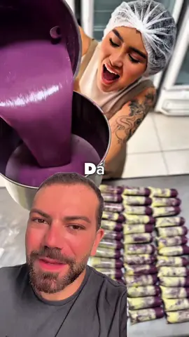 🍦 Faturando até R$ 6 MIL por mês vendendo só geladinho gourmet! 🤩 Um sabor ou vários… você escolhe! ✅ Baixo investimento ✅ Fácil de fazer ✅ Lucro absurdo! 📦 Validade longa 📲 Vende pelo iFood, Instagram, grupos de bairro… 💸 Dinheiro entrando todo dia! Tem gente largando o CLT e vivendo só de geladinho! 😱 Marca aquele amigo que tem talento pra vender até na fila do banco! 😂👇 #GeladinhoGourmet #NegócioLucrativo #RendaExtra2025 #FabricaDeGeladinho #EmpreendaNaPrática #NegócioComPouco #LucroCerto #EmpreendedorismoReal #IdeiasDeNegócio