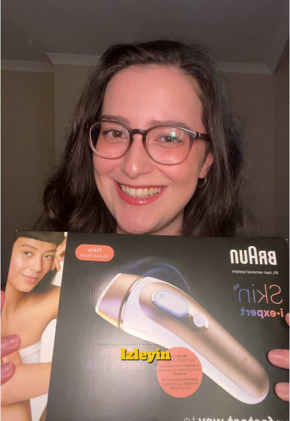 videonun içeriği aslında bambaşka olacaktı ama sizin şansınıza cihaz çalışmaya karar verdi kdndnmd dün gece salondaki tv ve tüm elektrikli cihazların bağlı olduğu prize takıp denediğimde hiçbir şekilde atım yapmadığından bozuk olduğunu düşünüp bugün değişim için ortalığı ayağa kaldırdım 👉🏼👈🏼✨ odamdaki bomboş uzatmaya taktığımda düzgün çalışınca yaşadığım o şaşkınlık ve kız neşesi.. siz de alırsanız dümdüz bir prize takarak kullanın yoksa akımı çekemiyo 🩷 @braun_us  *reklam #braunskiniexpert #braunipl #braunlazer #braunlazerepilasyon #evdelazer #braunsilkexpertpro5 #tüylerdenkurtul #evdelazerepilasyon 