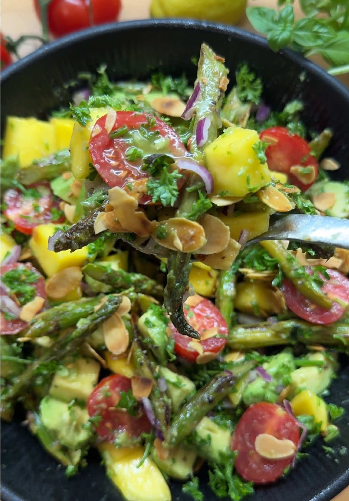 Gesunder Spargel Mango Salat 🥗 🥰🥭🥑-lecker, einfach & schnell 💨  #EasyRecipe #tagesrezept #healtylifestyle #healthyfood #salad #summervibes #refreshing #inspiration #DinnerIdeas #asmr #fyp #goviral 