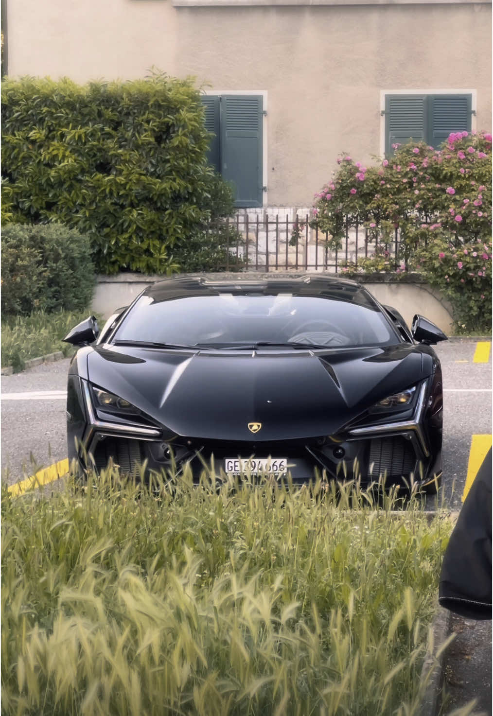 Batman’s revuelto  #lamborghini #lamborghinirevuelto #revuelto #lamborghiniclub #supercars #hypercars #carenthusiast #caredit #caraddict 