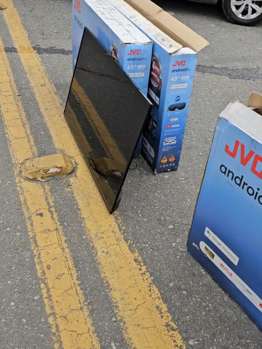 Smart Tv na feira do rolo  #feiradorolo #smarttv #sp  #promoção #moto #eletrônicos  #tvandroid #televisão #feira 