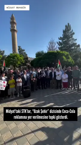 Midyat’taki STK’lar, “Uzak Şehir” dizisinde Coca-Cola reklamına yer verilmesine tepki gösterdi. Midyat STK Platformu, “Uzak Şehir” dizisinin son bölümünde Coca-Cola reklamına yer verilmesine sert tepki gösterdi. Yapılan açıklamada, bunun “kabul edilemez bir skandal” olduğu belirtilerek diziden özür dilenmesi ve Coca-Cola ile iş birliğinin sonlandırılması talep edildi. Aksi takdirde protesto haklarını kullanacaklarını bildirdiler. MİDYAT MUHABİR coca cola reklamı, ozan akbaba, sinem ünsal
