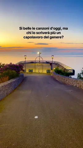 Si belle le canzoni d'oggi, ma chi lo scriverà più un capolavoro del genere?#sicilia #siciliano #siciliabedda #sunsetlover #sunse #visiting #paradise #relax 