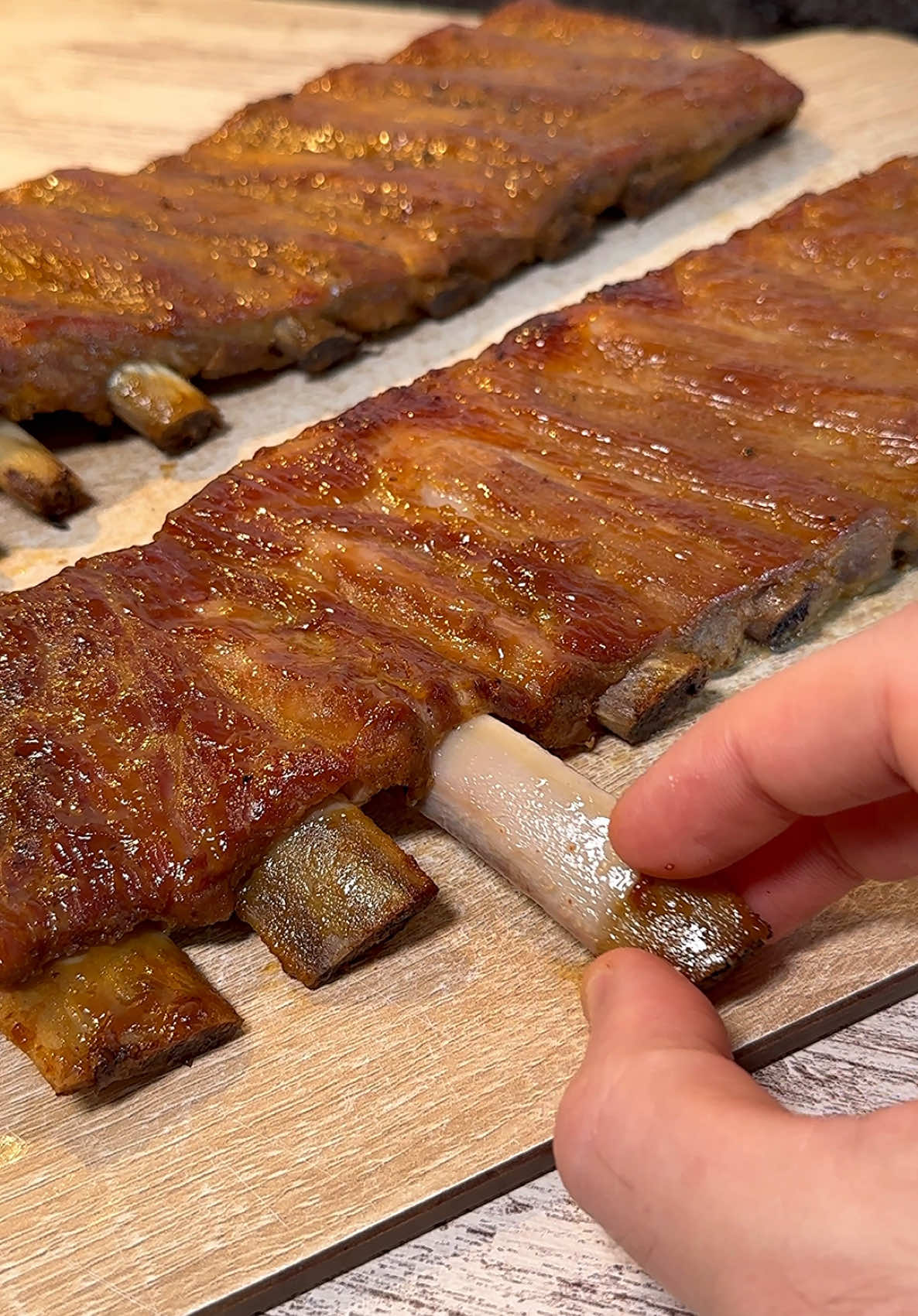 Costillas al horno estilo M&M 🍖👨🏻‍🍳 Hoy os traigo una receta de costillas espectacular, con un sabor profundo y diferente. La carne queda súper tierna y jugosa, separándose del hueso casi sin esfuerzo, ¡tenéis que probarlas! 📝 INGREDIENTES (3-4 personas): ▪️2 costillares de cerdo  ▪️Sal y pimienta negra al gusto  🔸Para el adobo: ▪️2 cucharadas de ajo en polvo  ▪️1 cucharada de pimentón dulce  ▪️1 cucharada de mostaza Dijon  ▪️1 cucharada de vinagre de manzana  ▪️50ml de aceite de oliva virgen extra  🔸Para la salsa M&M: ▪️2 cucharadas de mostaza Dijon  ▪️4 cucharadas de miel  ▪️30ml de salsa de soja  👨🏻‍🍳 PASO A PASO: 1️⃣ Empezamos retirando la membrana que tienen las costillas por la parte de los huesos. Este proceso ayudará a que queden más jugosas. Salpimentamos y preparamos el adobo. 2️⃣ Untamos las costillas con el adobo, cubriéndolas bien por todas partes. Empaquetamos las costillas adobadas con papel de aluminio, individualmente (yo les pongo doble capa para evitar que pierdan jugos).  3️⃣ Horneamos durante 1 hora a 200ºC (con horno precalentado). Apagamos el horno y dejamos que las costillas se sigan cocinando con el calor residual, durante otra hora y media a mayores (sin abrir el horno para evitar que pierda temperatura). Sacamos del horno y retiramos el aluminio. 4️⃣ Preparamos la salsa de miel y mostaza, integrando bien los ingredientes que os he detallado anteriormente. Utilizamos esta salsa para lacar o embadurnar las costillas.  5️⃣ Horneamos de nuevo a 250ºC (horno precalentado) durante 10 minutos aproximadamente, hasta que las costillas queden bien doradas. ¡Y listas para disfrutar!  . . . . #cocinaentiktok #cocinatradicional #recetasfaciles #costillasdecerdo #carneasada 