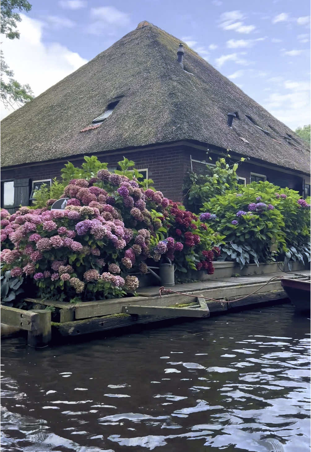 Giethoorn Village, the Netherlands 🇳🇱 #giethoorn #thenetherlands #amsterdam #europe #spring #travel #fyp 