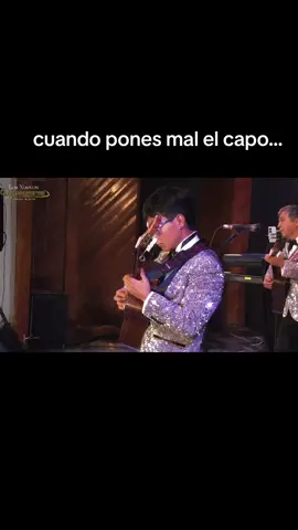 Situaciones que pasan mientras tocamos , pero quedan como hermosos recuerdos 💓 #odiame #solo #requinto #guitarra #talento #ecuador #recuerdos #fiestas #parati #fyp #foryou 