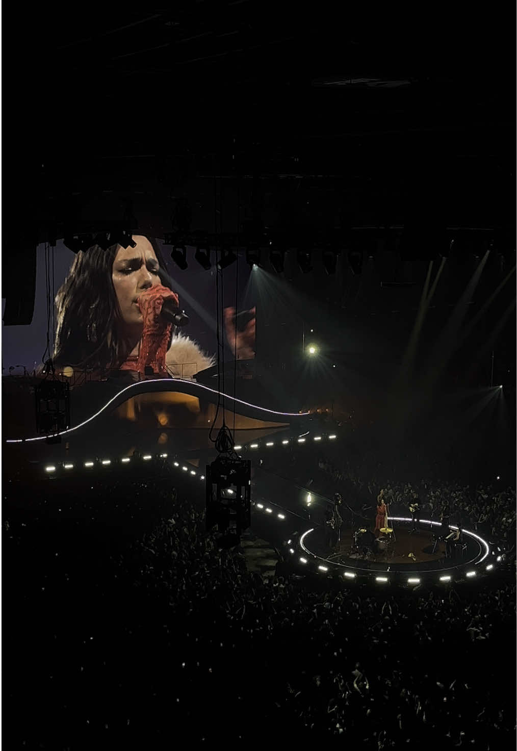 Dua Lipa singing “Dernière Danse” by French singer Indila in Lyon N1 ✨ @Dua Lipa @Team Dua HQ 