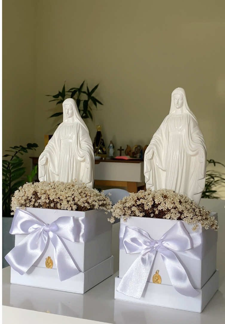 O convite mais especial que poderíamos fazer: convidar nossos pais para abençoarem de perto o início da nossa família. Que Maria caminhe conosco até o altar e por toda a vida. #nossasenhoradasgraças #convitedecasamento #caixadospais #catolicos 