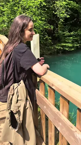 ✨T'as pas besoin de voiture pour t'évader !✨ Tu peux aller découvrir un lac bleu turquoise... 100 % accessible en transports en commun. Départ depuis : Lyon Accès :@TER AUVERGNE-RHÔNE-ALPES +50 minutes de marche Niveau : balade facile et gratuite Enregistre cette vidéo pour ta prochaine escapade ! Et si tu veux d'autres coins comme ça,pense à t'abonner. #CapCut#amberieuxenbugey#amberieux#bonsplansvoyage#randosansvoiture#transportencommun#lacbleu#naturefrance#spotnature#ideesortie#evasionlocale#baladeenfrance#tiktokvoyage#franceinsolite#lieuxmagiques#travelinspo#pourtoi#tiktokfrance#natureaddict #CapCut 