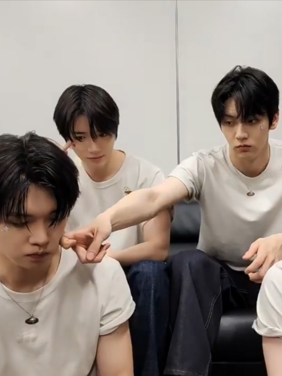 txt getting cuteness aggression bc of yeonjun they're just like me [tc. translatingtxt] #yeonjun #txt #choiyeonjun 