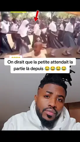 Cette petite fille se démarque lors d'une danse chorégraphie avec les pas de danses différents des autres. #viral #video #tiktok #flyp #foryou #humour #danse #chorégraphie #foryoupage 