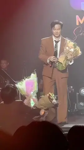 Đã hoàn thành wish list tặng hoa cho Nam Bùi trong bộ đồ này rồi 🫂 đã đến lúc cất tủ em nó  🫶💛 #buicongnam 