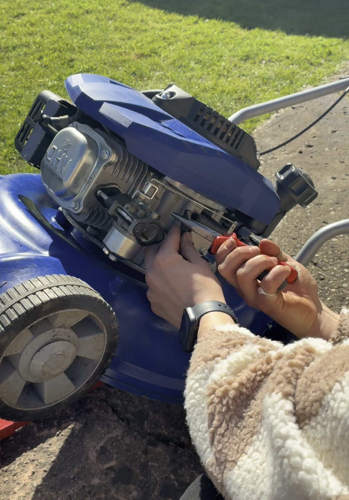 Part two: let’s get this Hyundai started! 🥳 #lawnmower #lawnmowersimulator #lawnmowertools #lawnmowers #lawnmowerrepairs #toolstoday #repairkit #toolkitsforlife #smallenginerepair #lawntiktok #lawncare #lawndiy #carbcleaning #lawntok #toolkit #brakecable #lawn #lawnmowerrepair 