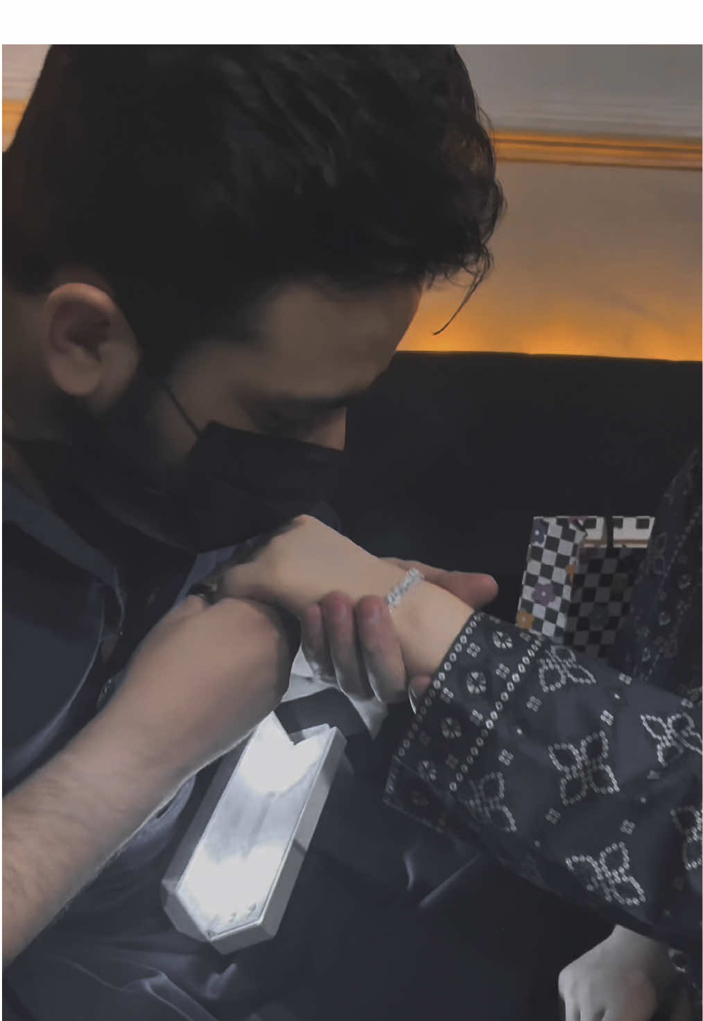 زندگی کا حقیقی حُسن دیکھنے کے لیے صحیح انسان سے محبت ہونا بھی بہت ضروری ہے😊🖤 