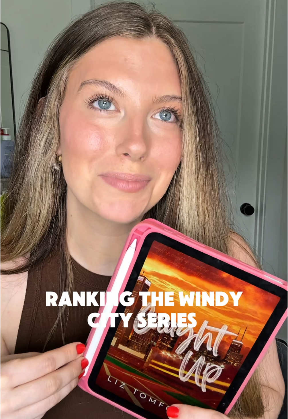 ranking the Windy City series by @⚡️Liz Tomforde 🤍 my all time fav sports romance series!!!! #BookTok #bookrecs #bookrecommendations #sportsromance #sportsromancebooks #sportsromancerecs #hockeyromance #rewinditback #caughtup #playalong #therightmove #bookish #windycityseries #booktoker 