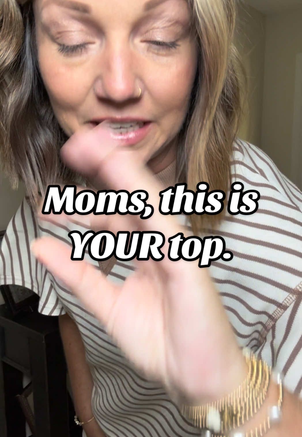 You know I love a ‘grab-and-go’ top that still looks cute. This one gives comfy, casual, and confident. I threw it on with jeans and a smile, and boom—done! #womenstop #shirt #momfashion #blouse 
