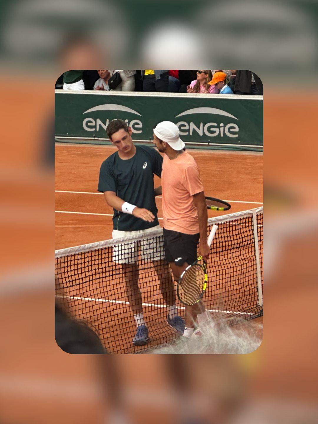 🤏 Royer proche de l'exploit Mené 2 sets à 0, Valentin Royer a tout renversé face à Galan pour une dernière manche décisive. Mais le Français s'incline et cède finalement après plus de 4h25 de jeu dans ce premier tour. 🍿 #rolandgarros #tennis #rg2025 #rolandgarros2025 #royer #valentinroyer #galan #sports #sport #actutennis #rg #lestade