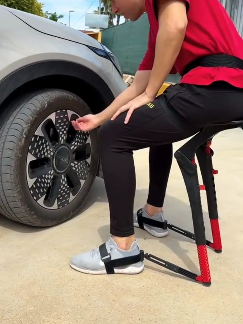 Tu veux t’asseoir PARTOUT sans trimballer une chaise ? Voici la chaise invisible du futur ! Un exosquelette ultra-léger, pliable et portable qui te suit partout et transforme n’importe quel endroit… en coin chill ! Parfaite pour les concerts, files d’attente, pauses boulot ou les flemmes soudaines. On dirait de la science-fiction… mais c’est bien réel ! #ChaiseFuturiste #WearableChair #GadgetDuTurfu #InnovationTikTok #SiègePortable #ErgoLife #TikTokTech #Exosquelette #ChairlessChair #ConfortNomade 