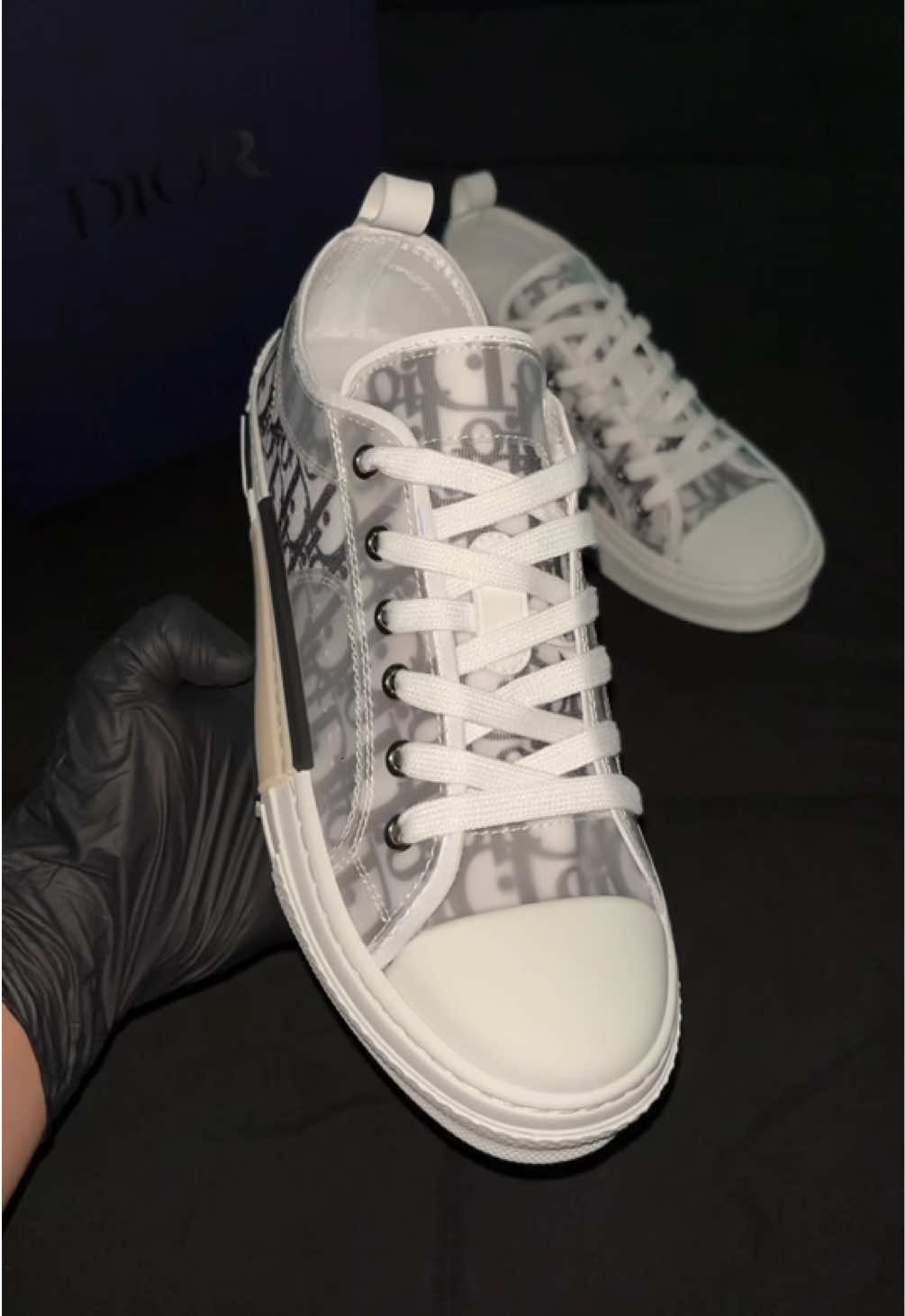 POV: YOU FOUND YOUR DREAMS SHOES😍 #dior #diorshoes #designer #designershoes #luxuryshoes #viral #alucines📿🧿🙈 #belicones😈📿☘️ #shoerecommendations #sneakerhead #fresitas🍓 #shoes 