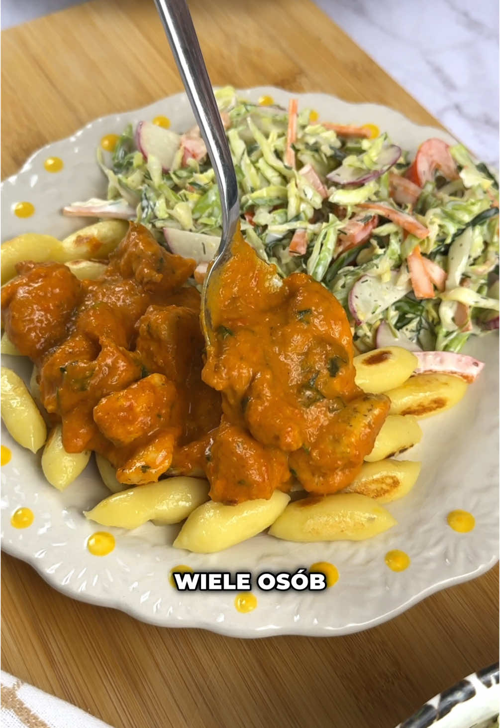 Kurczak w sosie paprykowym 🌶️ Składniki (4 porcje): •450g piersi z kurczaka + 1,5 łyżeczki soli ziołowej + 1 łyżka oliwy + 1 łyżeczka mąki ziemniaczanej  Sos: •1,5 papryki •2 cebule •1 łyżka papryki słodkiej •150ml wody •100ml śmietanki 18% •1 łyżka koncentratu pomidorowego •sól •pieprz •płatki chili •natka pietruszki  1️⃣ Pierś z kurczaka kroimy w kostkę, mieszamy z solą, oliwą i mąką ziemniaczaną. Odstawiamy na chwilę. 2️⃣ Na patelni rozgrzewamy olej wrzucamy kurczaka i obsmażamy go dosłownie chwilę. 3️⃣ Paprykę i cebule drobno kroimy. 4️⃣ Kurczaka zdejmujemy z patelni, a na tę samą patelnię wrzucamy paprykę i cebulę, można dolać oleju, smażymy do miękkości. 5️⃣ Do miękkiej papryki dodajemy paprykę, sól i pieprz, chwilę smażymy. 6️⃣ Dodajemy koncentrat, wodę i śmietankę, podgrzewamy, a następnie blendujemy na gładko.  7️⃣ Gładki sos wlewamy na patelnię, doprawiamy chili, solą, dorzucamy posiekaną natkę i kurczaka. 8️⃣ Chwilę podgrzewamy i gotowe. ❗️Porcja: 266 kcal B:27g T:12g W:14g #kurczak #furajedzenia #chicken 