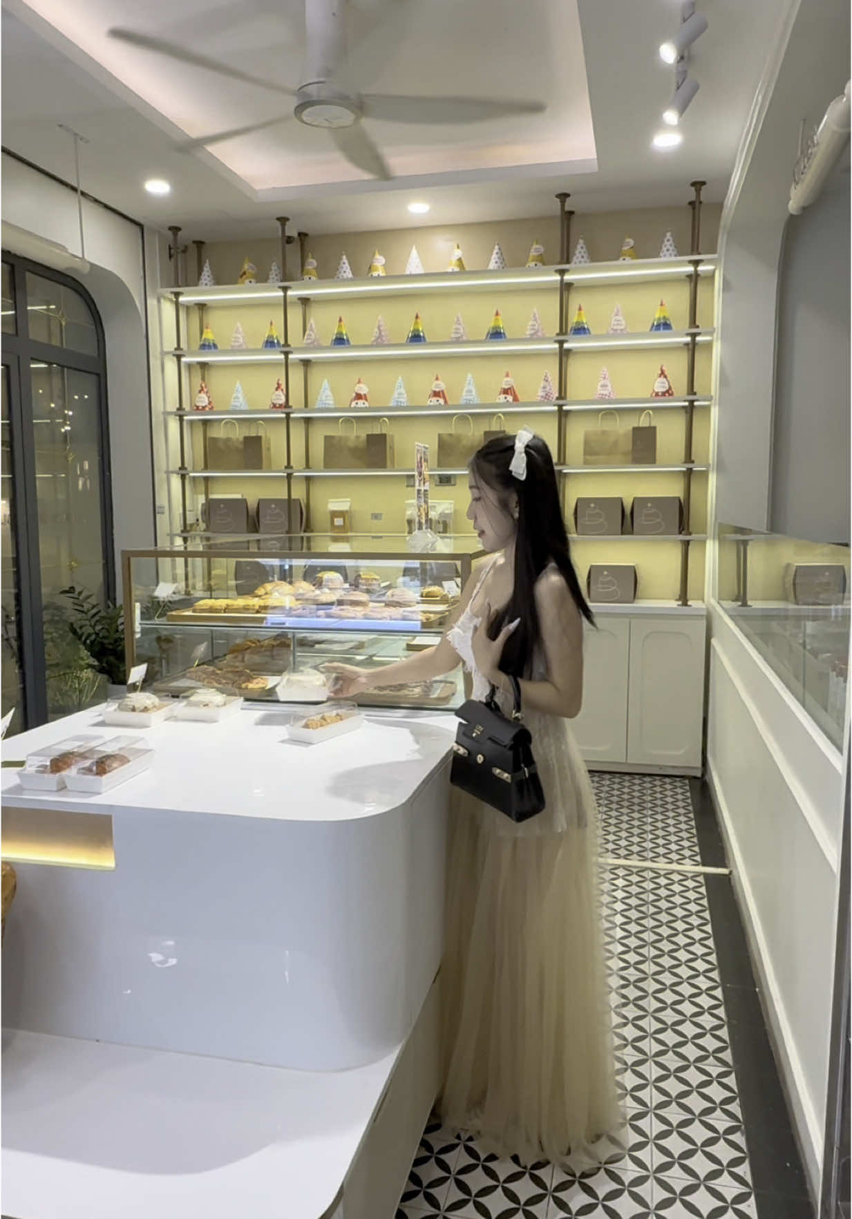Hồi nhỏ hay nghe bố mở bài này, giờ này nó lại suất hiện trên tiktok của tui#cafe #hanoi #thanhphogiaoluu #quancafesongaohanoi 