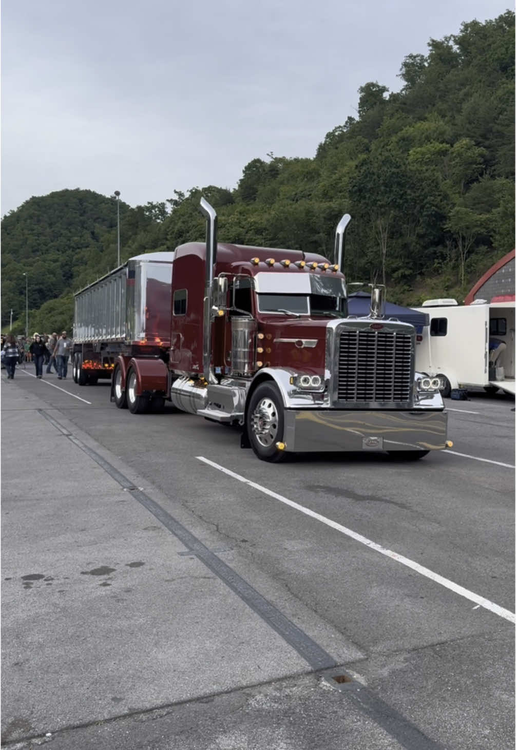 Largecars at Bristol Baby! #peterbilt #bigrig #semitruck #leftlanegang #diesel #cdl #peterbilt389 #cdllife #dieseltrucks #peterbiltgang #trucking #trucker #fyp 