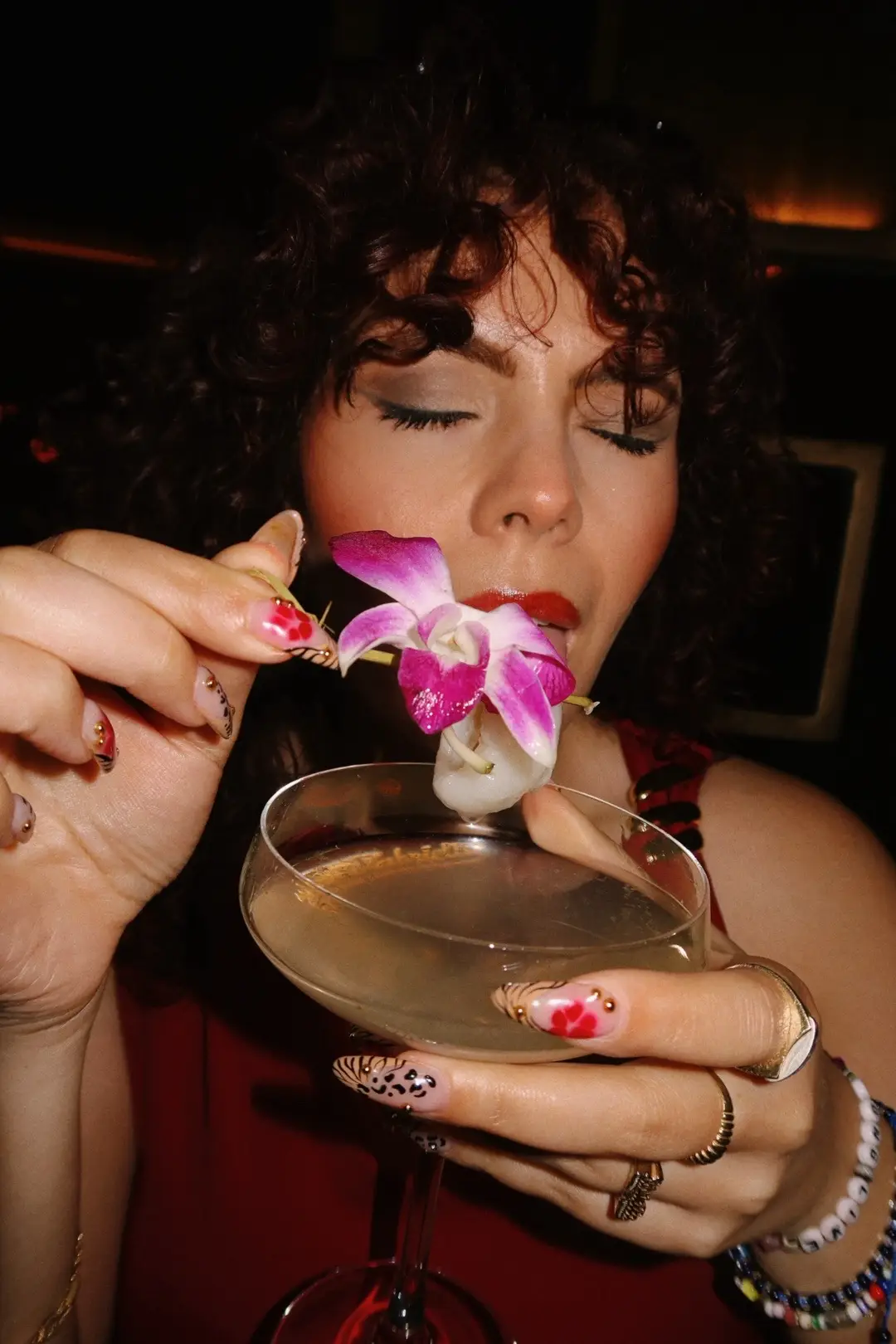 I know a lychee martini hates to see me coming 🤭🙂‍↕️✨🍸🐆🌺 #photodump #lychee #canong7xmarkiii #girlsnightout #y2knails #dintaifung 