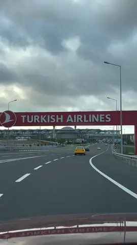 مطار اسطنبول الدولي ✈️🇹🇷.. اسطنبول ترحب بكم ❤️ انت ومين عبالك تسافر على اسطنبول ؟!  . . . #سياحة #اسطنبول #نركيا #تركيا_اسطنبول  #travel #istanbul #turkey