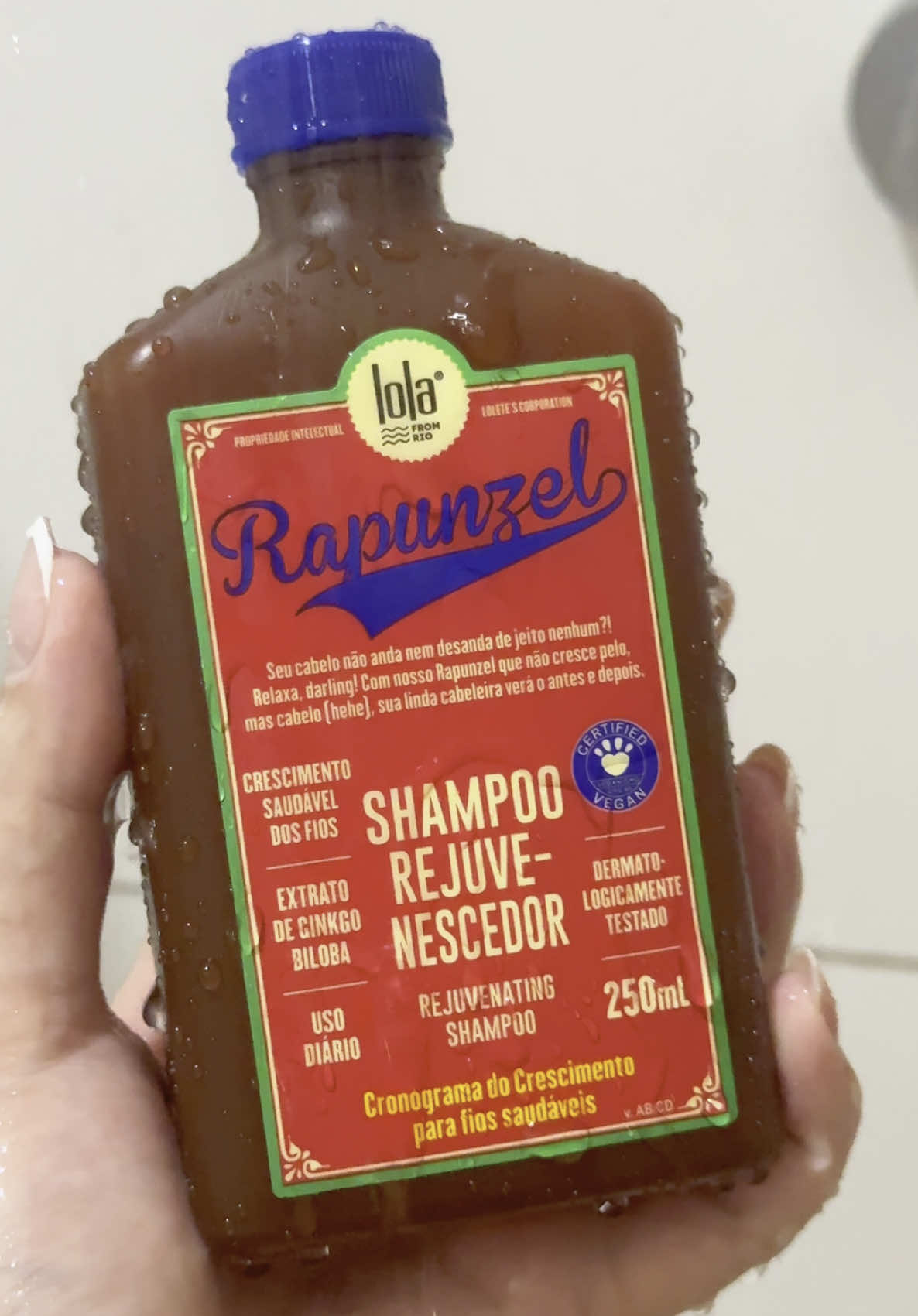 Esse #shampoo #rapunzel da @lola from rio é uma refrescância sem fim e em 1 semana usando já vi novos cabelinhos nascendo 😍  #belezafeminina #mulhereslindas #dicasdebeleza #dicas #cabelosaudavel 