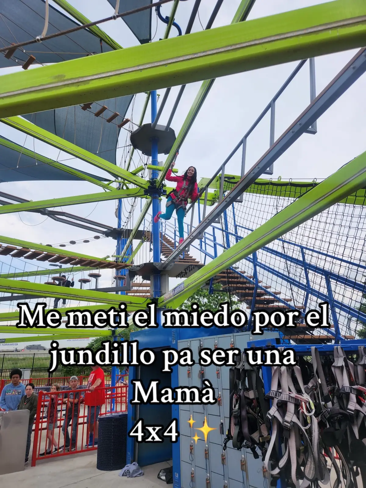 Todo por se una mamá cool 😎  #cualmiedo #vertigo #alturas  #claimbing #boonducks #amo #momandson #familytime✨ #conel💎 #amo #viral #fortou #pink #rosa #lady 