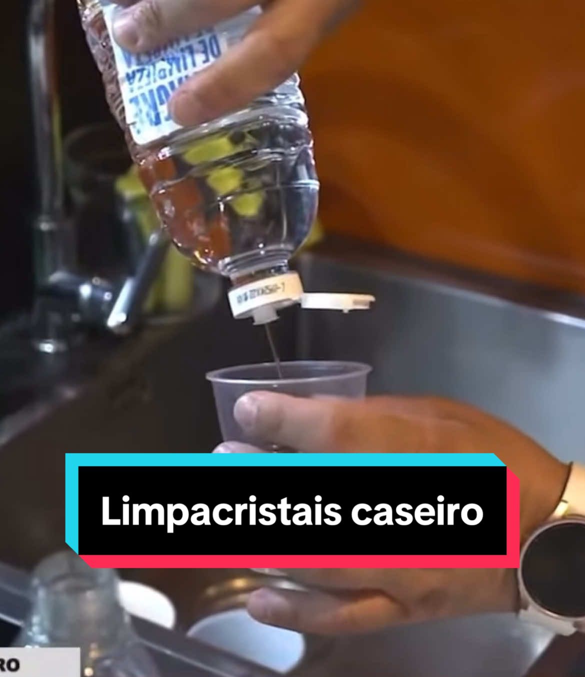 Limpacristais caseiro fácil, rápido e barato. Ingredientes: - Un vasiño de auga - Un vasiño de vinagre de limpeza Botamos nunha botella baleira e listo. Cristais impecables! ✨ #trucoslimpieza #trucosdelimpieza #limpiacristalescasero #diylimpeza #señoradapeseta #horagalega 