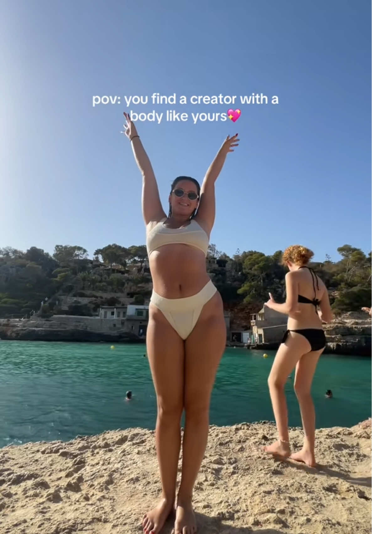 where are my girlies at?!?💖 #bodypositivity #selflove #womenempowerment #womensupportingwomen #allbodiesaregoodbodies #sizedoesntmatter #selfworth #bodyimage #skinny #curvy #midsize