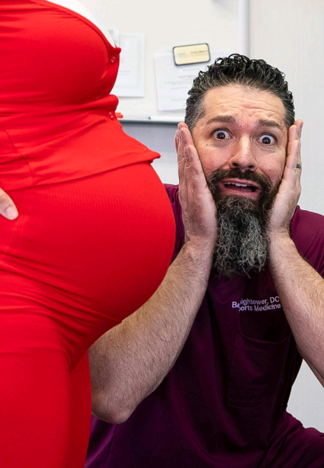 This Pregnant Woman gets adjusted by a chiropractor #pregnancy #pregnantlife #chiropractor #chiropractic @Lais DeLeon 