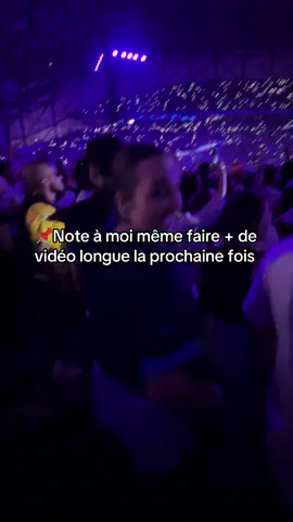 J’ai trop honte de laissais la caméra longtemps sur moi à chaque fois je croie qu’on va me regarder et tout mais enfaite tout le monde s’en fou tout le monde vie le concert la prochaine fois je ferrais ça mieux #foryou #pourtoi #fyp #jul #velodrome #stadevelodrome #marseille #lej #dortetdeplatine #concert #marseille #phenomenal 