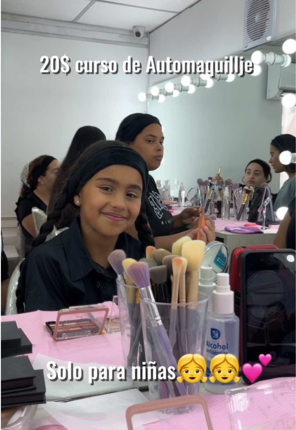 📍Caracas información al 04123620007. Sus deseos son órdenes, y traigo el mejor curso de maquillaje para las más chiquitas de la casa. Una clase exclusivamente para ellas🤩. Nos divertiremos mientras aprendemos💕 INCLUYE: 💄Materiales para la práctica. ✅ Guía para usar en el estudio. ✅ Certificado. ✅ Asesoría en productos. ✅ Asesoría posterior al curso. 🍪 Coffee break.  🎁 Obsequios. ✨Mucha diversión. #curso #caracas #sambil #sambilcaracas #cursodemaquillaje #amigas ##diadechicas #chacao #caracasvenezuela #caracaschacao #cursodemaquillaje #cursodeniñas 