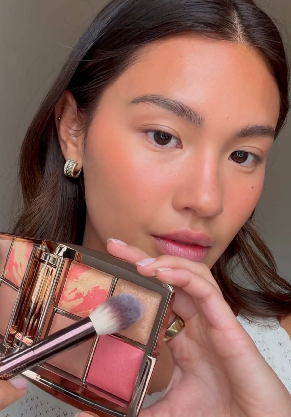 Your glow, amplified. @GABS wears our new limited-edition Ambient Lighting Edit Quad in Sunset, one of five curated palettes featuring our bestselling Ambient Lighting powders.​ ​ Also featured:​ Veil Hydrating Skin Tint in shade 10 Vanish Airbrush Concealer in Sienna Unlocked Instant Extensions Mascara​ Phantom Volumizing Glossy Balm in Slip #HourglassCosmetics