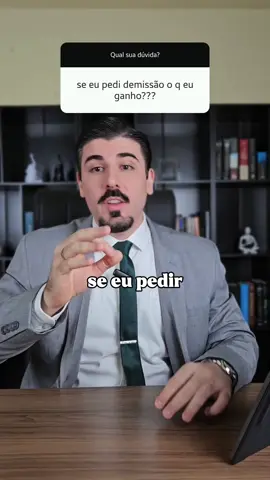 Pedi demissão o que vou receber? Pedir demissão não significa sair de mãos abanando. Veja o que você tem direito a receber e a dica crucial para não sair perdendo. Muita gente acredita que, ao pedir demissão, o trabalhador perde todos os seus direitos. Isso não é verdade. Mesmo nesse caso, ainda existem verbas rescisórias garantidas por lei, desde que algumas regras sejam respeitadas. Ao pedir demissão, o trabalhador tem direito às férias vencidas, se houver, e às férias proporcionais, sempre com acréscimo de um terço. Também recebe o décimo terceiro proporcional ao tempo trabalhado no ano e o saldo de salário, referente aos dias trabalhados no mês da saída. No entanto, alguns direitos são perdidos, como o saque do FGTS com a multa de 40% e o seguro-desemprego. Além disso, o aviso prévio funciona de maneira diferente: se a empresa exigir que você cumpra, deve trabalhar os 30 dias. Se ela dispensar, recebe o valor como indenização. O grande alerta é sobre o cumprimento do aviso. Caso a empresa exija e o trabalhador não cumpra, esse valor será descontado no acerto final. Dependendo do salário e do tempo de casa, isso pode fazer com que o trabalhador saia com quase nada no bolso. Por isso, se decidir pedir demissão, planeje-se. Verifique com a empresa sobre o aviso prévio e cumpra corretamente para garantir que receberá todos os valores devidos. Esse cuidado faz toda a diferença no seu acerto. #pedidodemissao #advogadoresponde #avisoprevio #acertotrabalhista