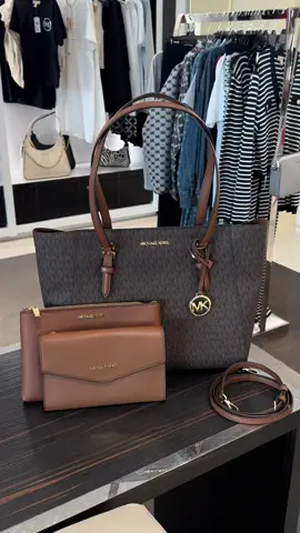 Adquira seu kit Charlotte 03 em 01  www.michaelkors.com.br  Código de vendedora: 1009 ganhe o frete grátis. 