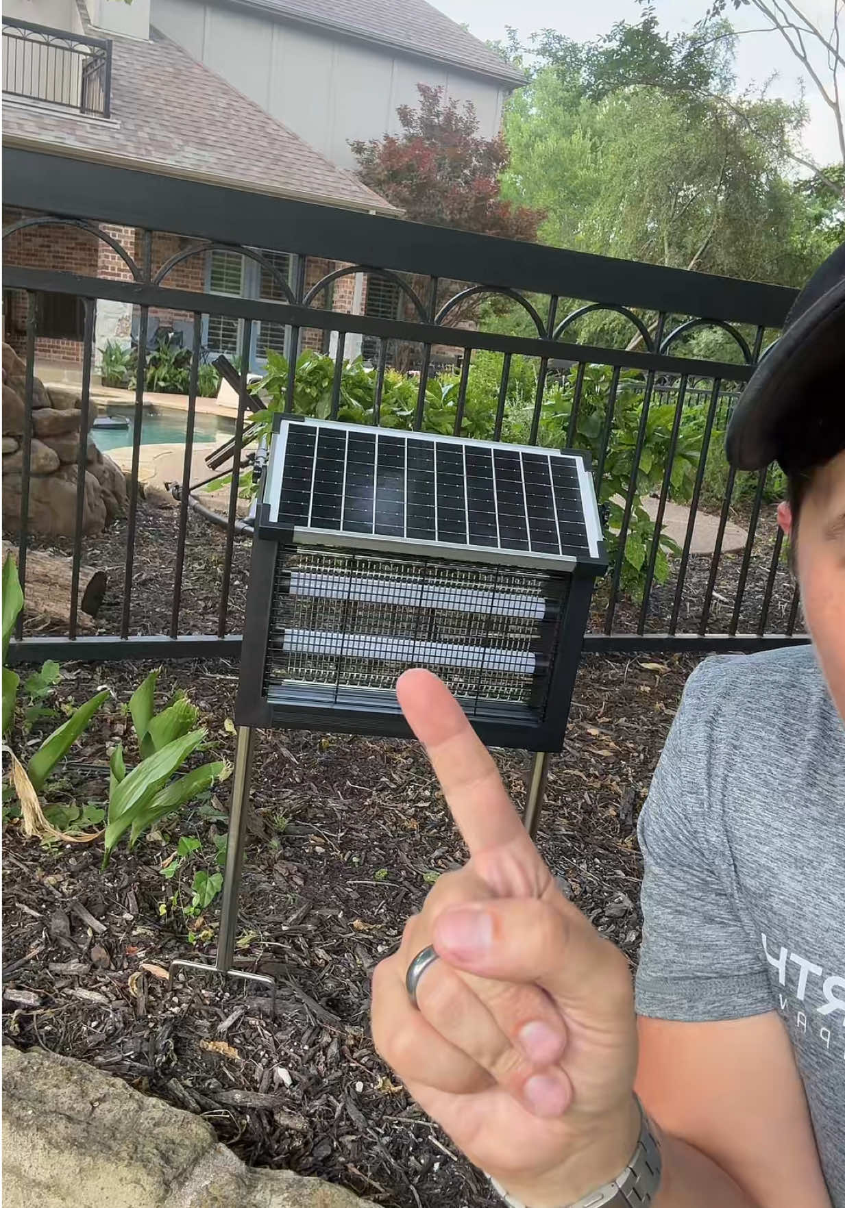 Be the hero with this #solarbugzapper you can get now that covers 1 acre of land! This is awesome! Must see! #solarbuglight #kahlaDeals #Kahlatalk #Kahlatech  #TikTokShopCreatorPicks #tiktokshopmemorialday #SummerTurnUpEOB #OutDoorFun 