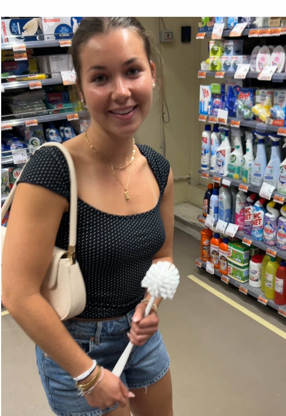 Elisheva found a new gadget 😳 #toilet #dance #toiletscrub #shopping #newtoy #confused #funny #toothbrush #borat 