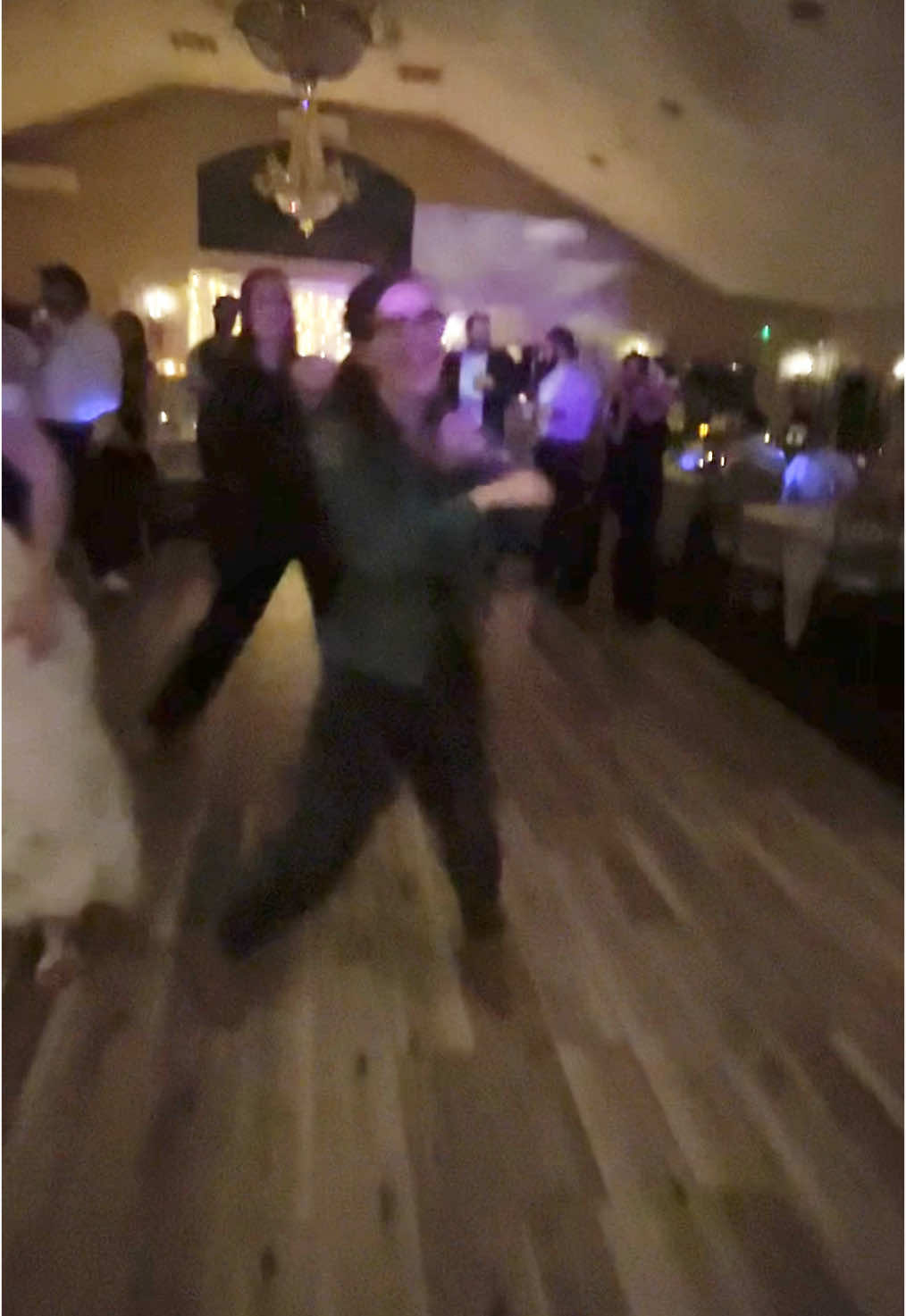 When you realize not many people know this dance… you teach your cousins on the fly! 💃 #fyp #foryoupage #foryou #weddings #wedding #weddingtimes #danzakudoro #dance #dancing #funtimes #easydance #cousins #FamilyFun #weddingfun #weddingtok #weddingtiktok