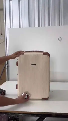 Dê uma olhada em kit de Mala De Viagem 10 KG 9KG  4 Roda Gira 360 Grau Fibra + Frasqueira  https://s.shopee.com.br/1BA4qGSCfK