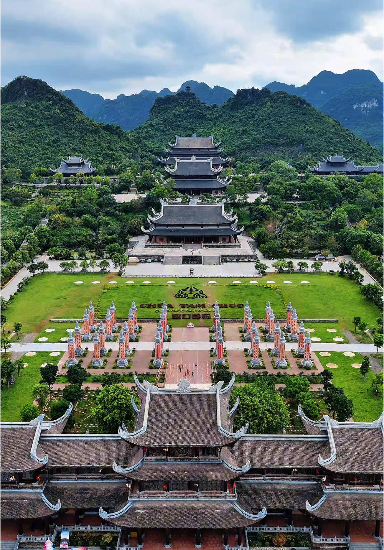 Chùa Tam Chúc, Hà Nam được xem là ngôi chùa lớn nhất thế giới tính đến hiện tại. #ilovevietnam🇻🇳🇻🇳🇻🇳 #hanam #chuatamchuc 