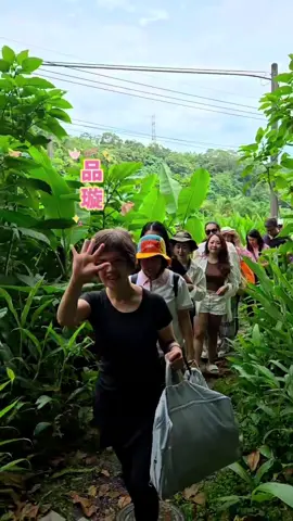 什麼是幸福？ 就是跟一群志同道合的朋友、擁有健康和時間的自由🧚‍♀️ 每天活在靈魂熱愛的夢想中！看到，表示妳離幸福很近了….這個影片分享給妳，一起同頻幸福🥰 #團隊合作 #有效溝通 #幸福潛意識 #天賦諮詢師 #深坑炮子崙瀑布 #100分幸福女人學 #100天吸引理想伴侶 #女性成長 #女性智慧 要多了解小紀老師的*100分幸福女人學*線上課程嗎？ 歡迎點擊主頁連結🔗免費課程顧問諮詢預約唷🤗 https://calendly.com/mrs-chi-happiness/15min